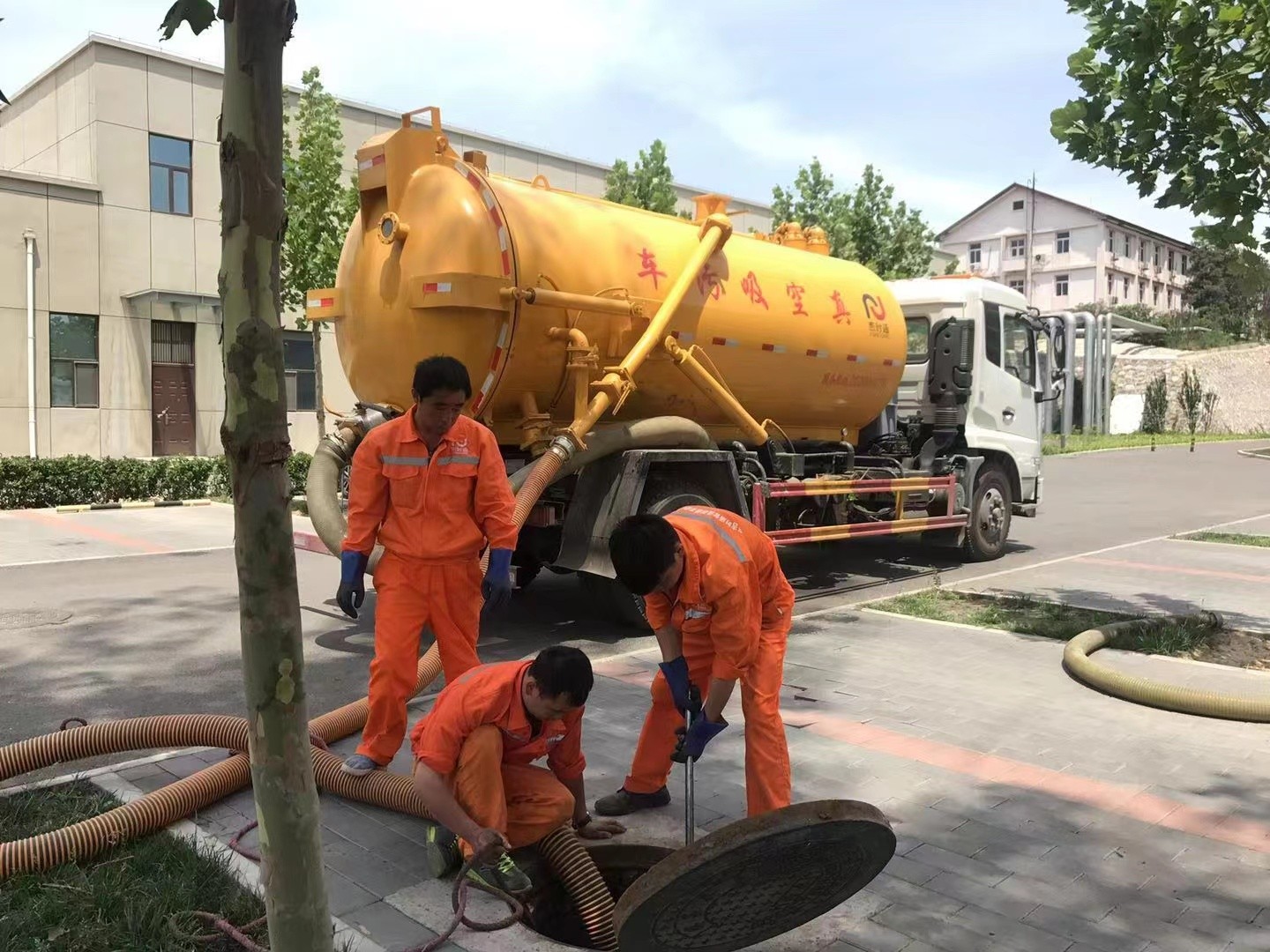 古塔管道疏通车停在窨井附近