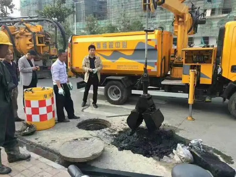 古塔街道：网格员化身“清道夫”，为民解忧疏通“堵心”化粪池