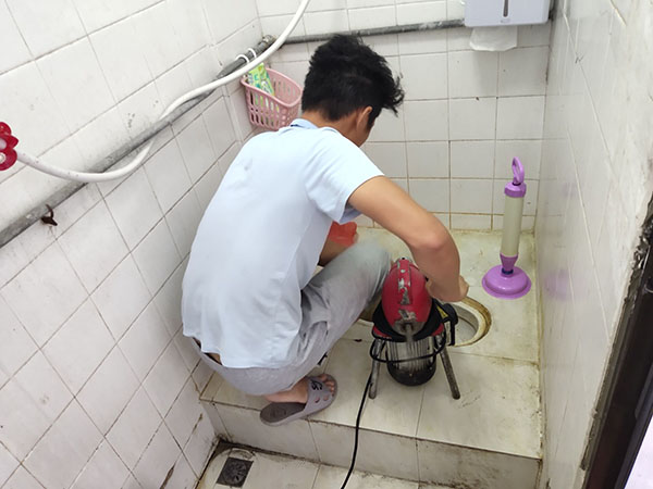古塔肥皂掉到马桶里把马桶堵住了怎么办？马桶堵住了怎么办