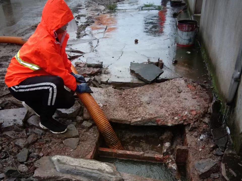 古塔专业清理污水池 炜誉市政以规范流程守护城市 “肠道”